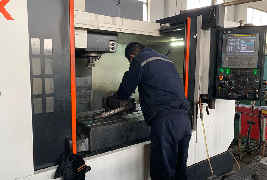 Жұмысшылар CNC жоғары дәлдіктерін шығарады